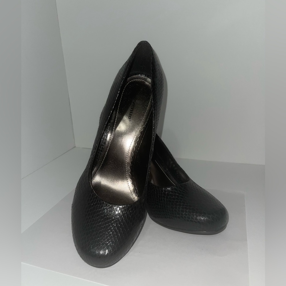 Avenue Faux Snakeskin Black Pumps- Size 10W